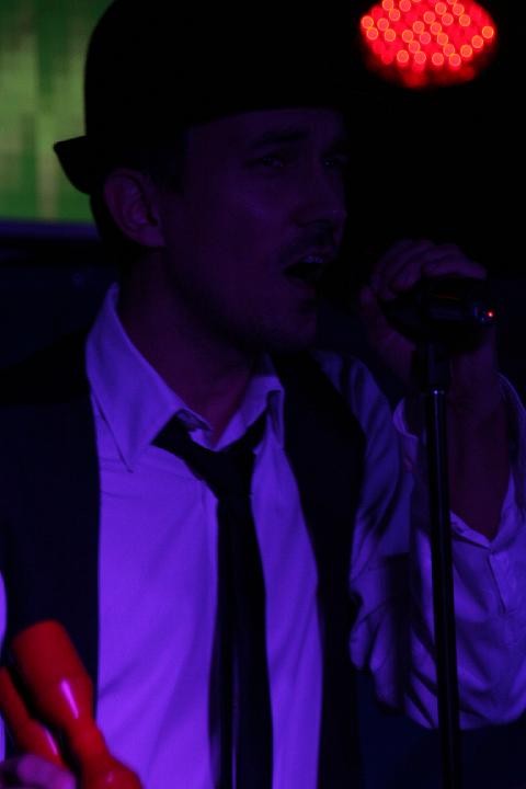 2008-11-28 M3_live at replugged 012.jpg